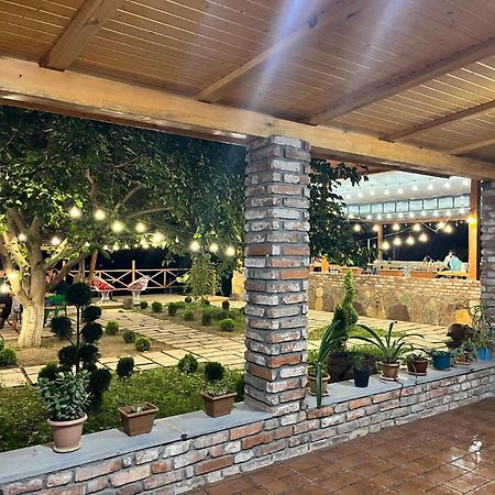 Berkri Gastro Yard & Guest House Yenokavan Buitenkant foto