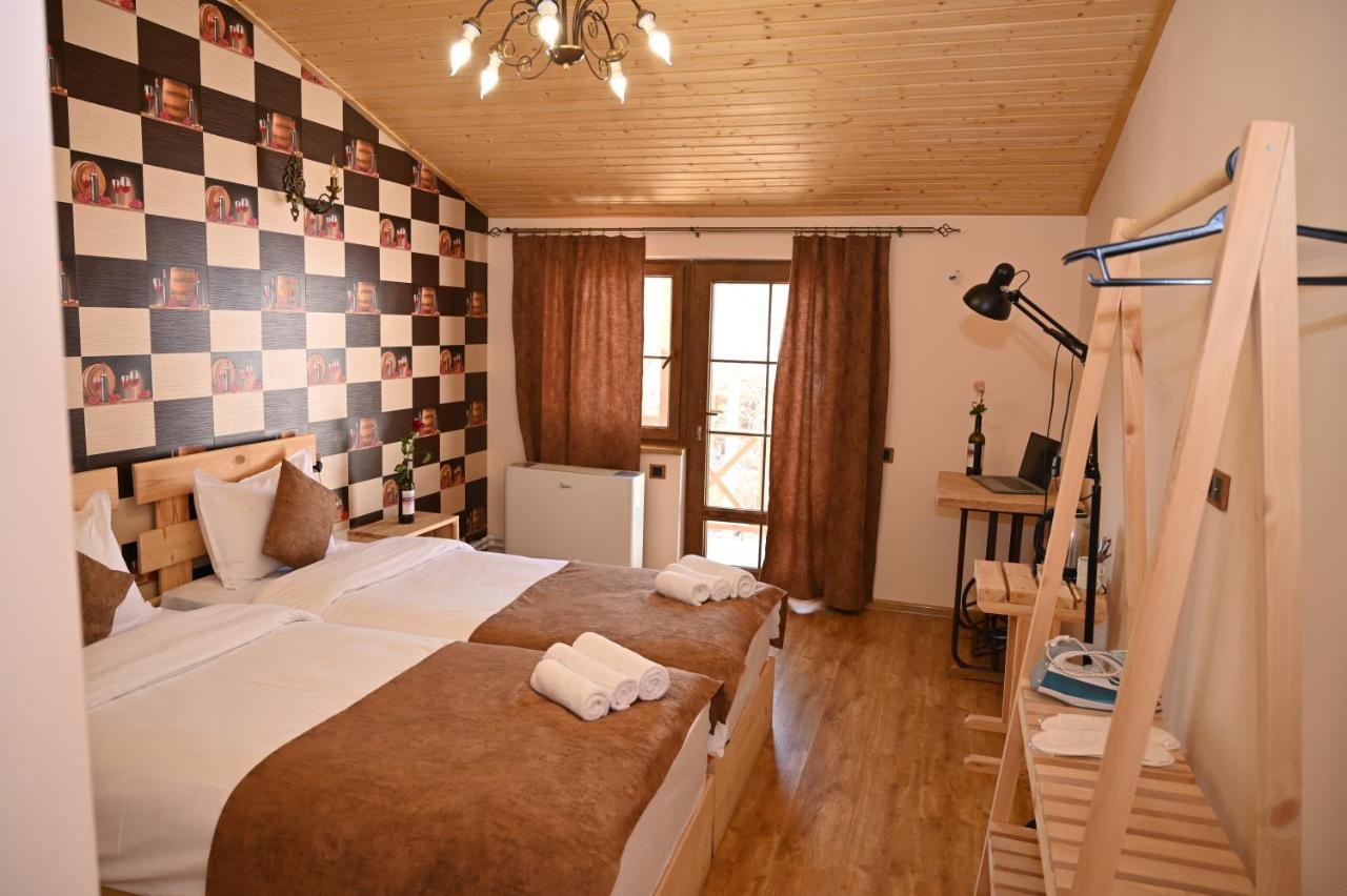 Berkri Gastro Yard & Guest House Yenokavan Buitenkant foto