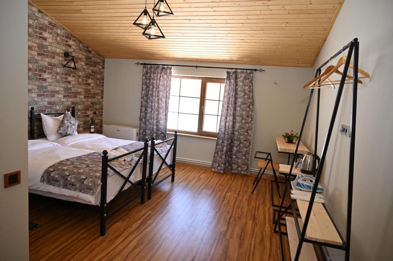 Berkri Gastro Yard & Guest House Yenokavan Buitenkant foto