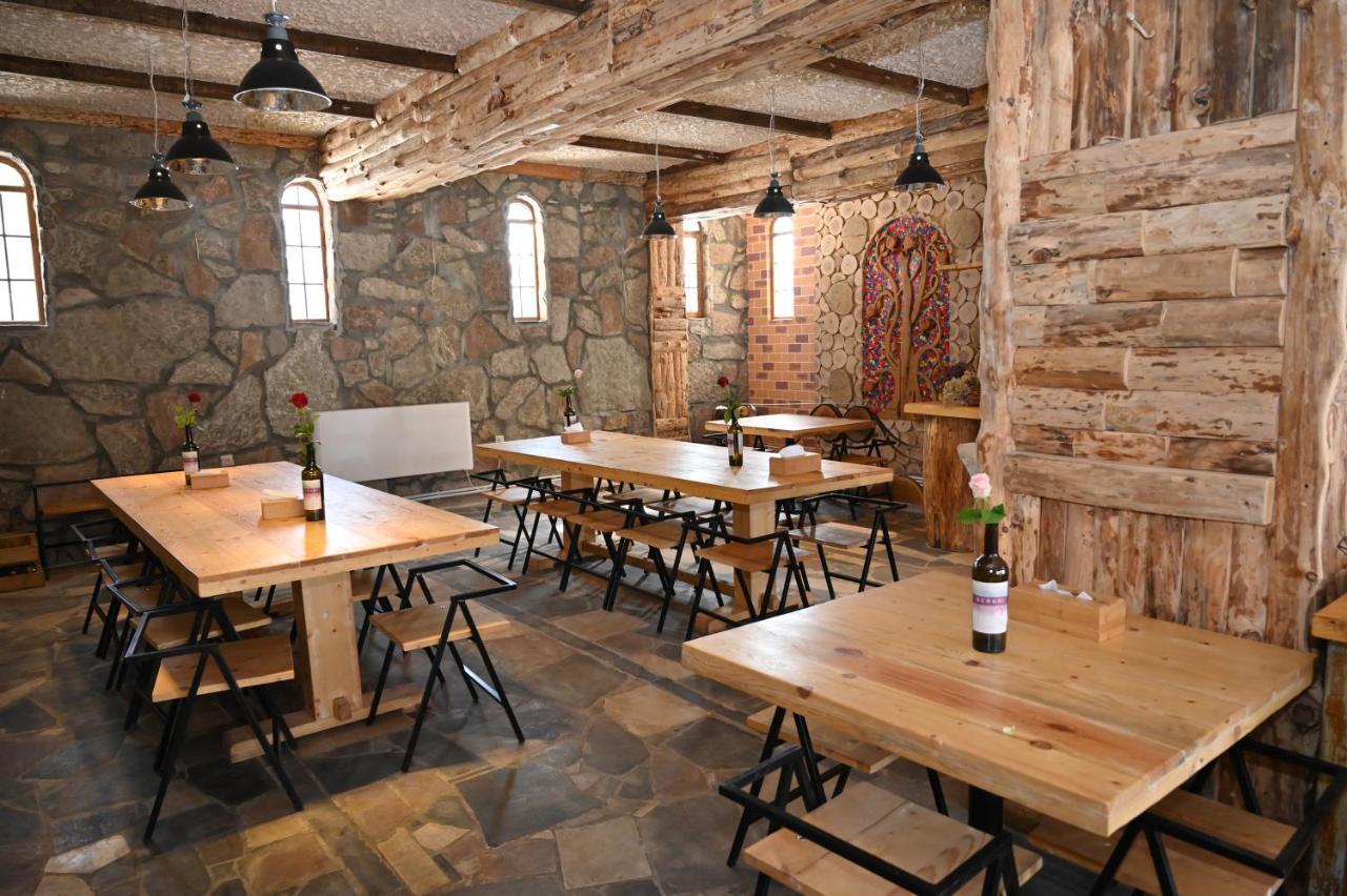 Berkri Gastro Yard & Guest House Yenokavan Buitenkant foto