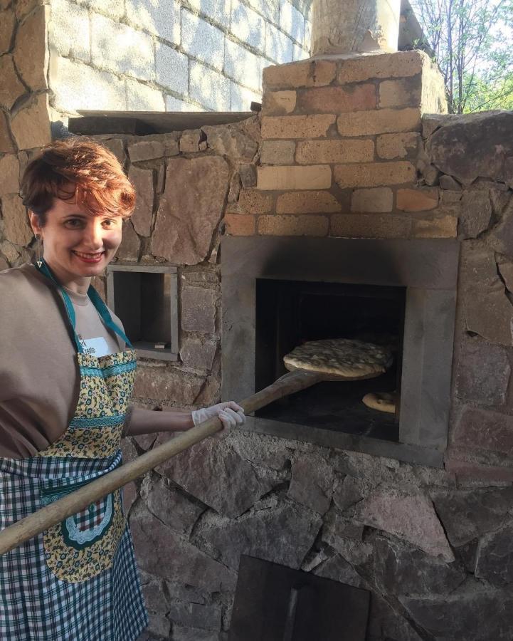 Berkri Gastro Yard & Guest House Yenokavan Buitenkant foto