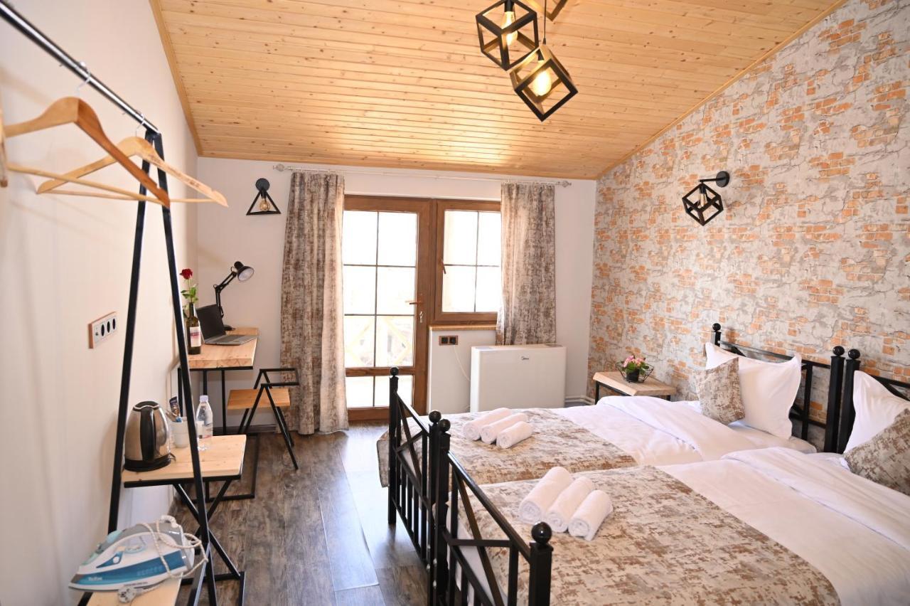 Berkri Gastro Yard & Guest House Yenokavan Buitenkant foto