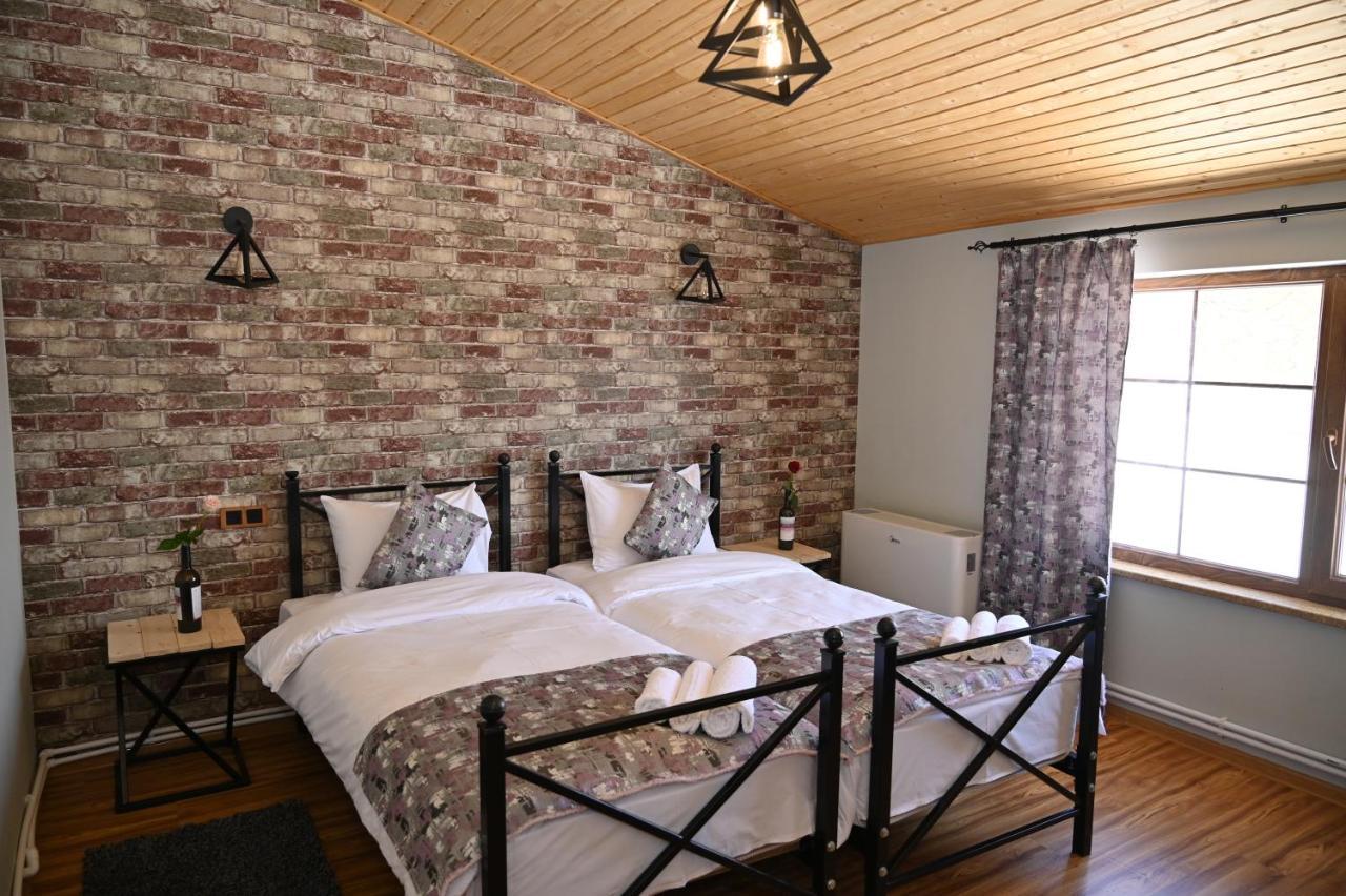 Berkri Gastro Yard & Guest House Yenokavan Buitenkant foto