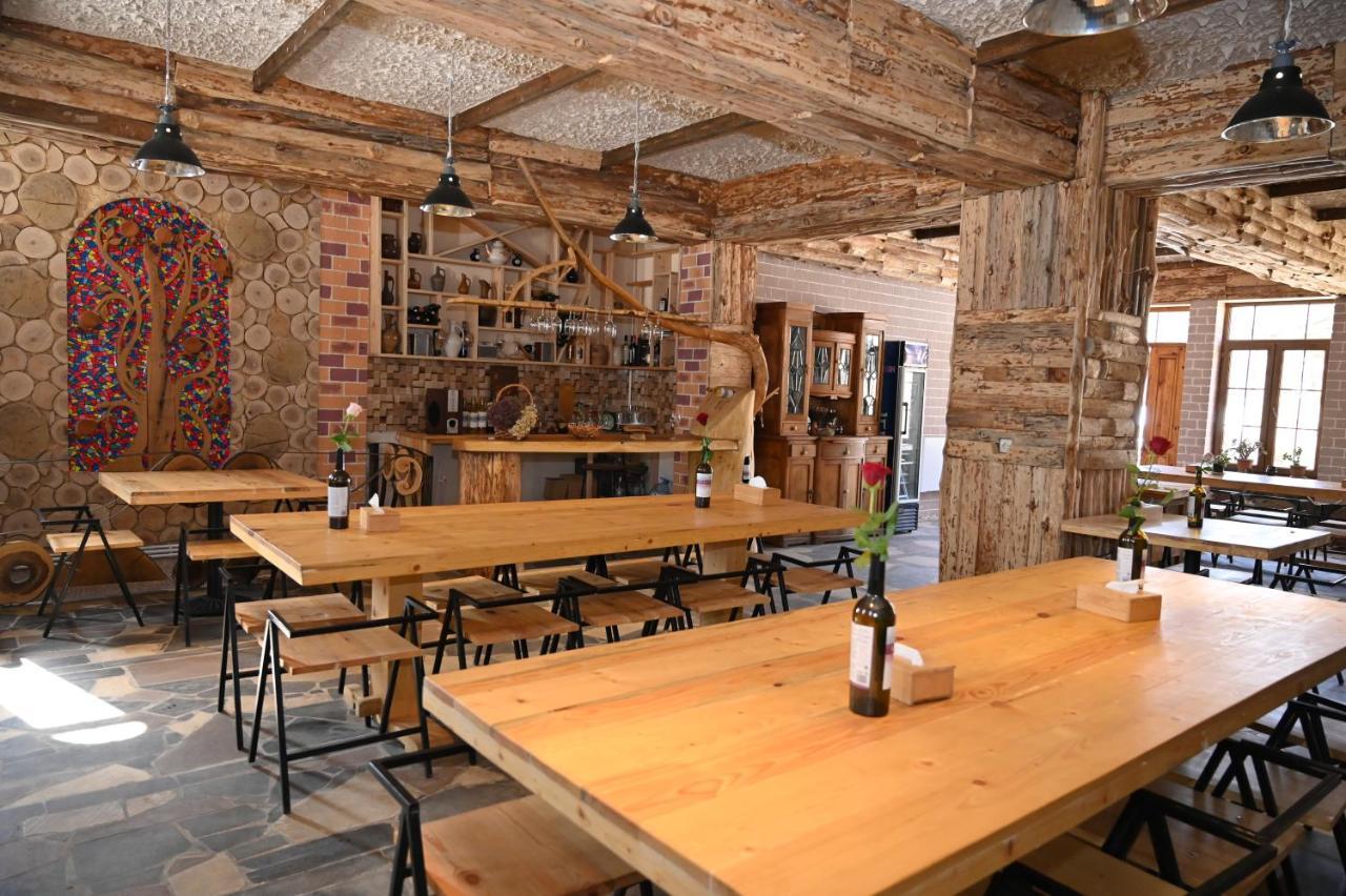 Berkri Gastro Yard & Guest House Yenokavan Buitenkant foto