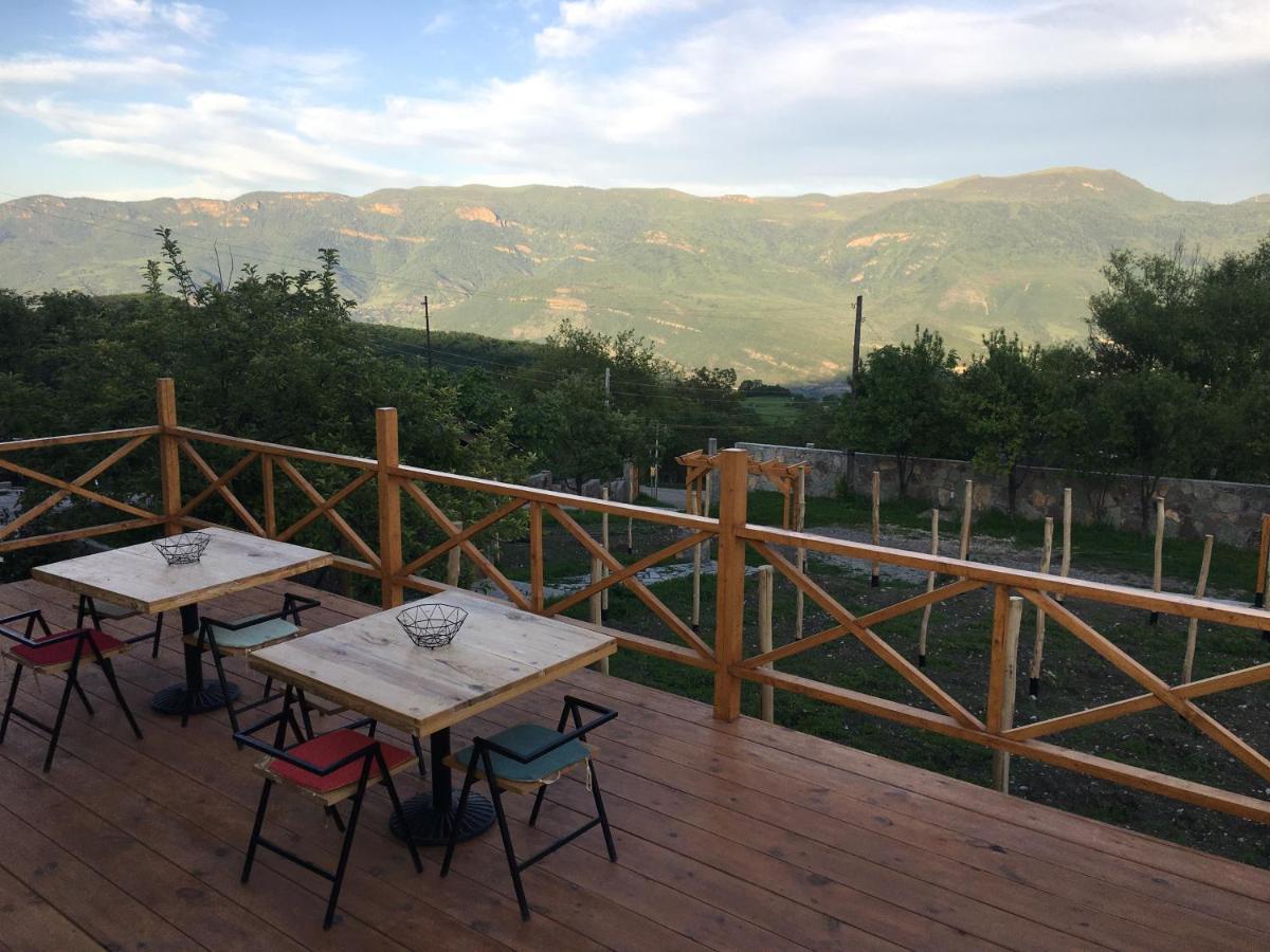 Berkri Gastro Yard & Guest House Yenokavan Buitenkant foto