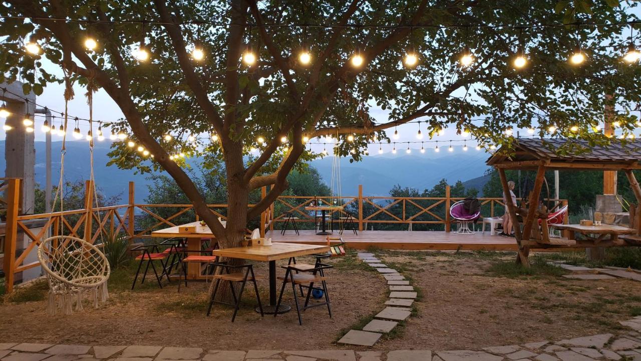 Berkri Gastro Yard & Guest House Yenokavan Buitenkant foto