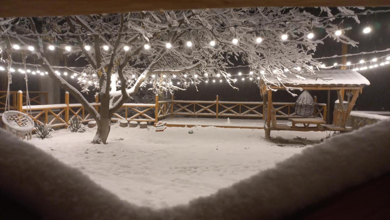 Berkri Gastro Yard & Guest House Yenokavan Buitenkant foto