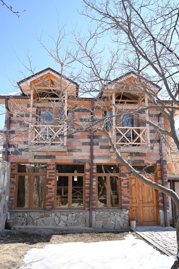 Berkri Gastro Yard & Guest House Yenokavan Buitenkant foto