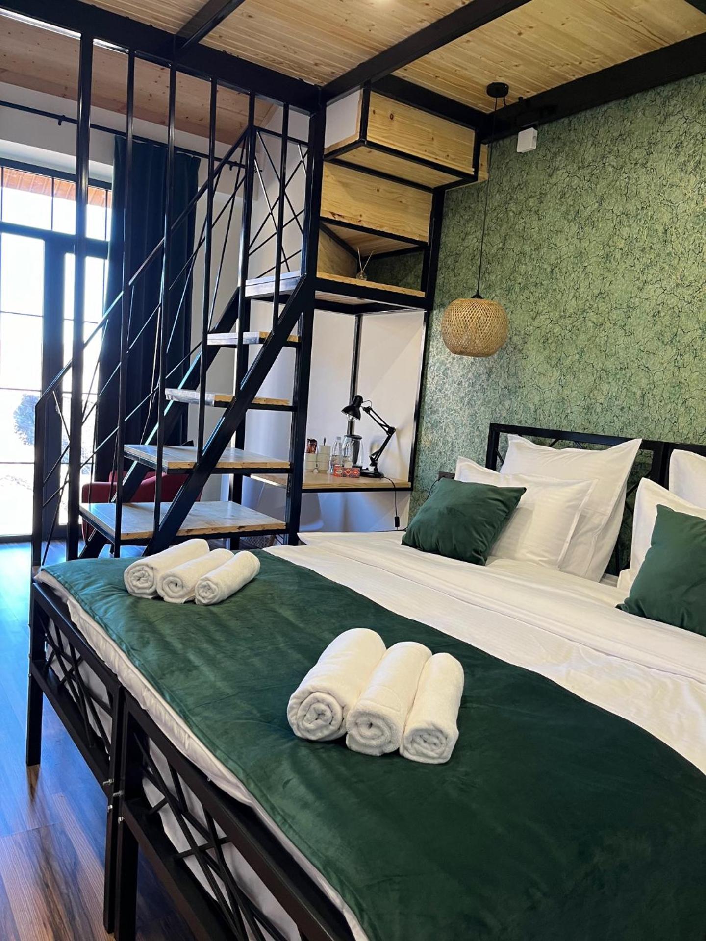 Berkri Gastro Yard & Guest House Yenokavan Buitenkant foto