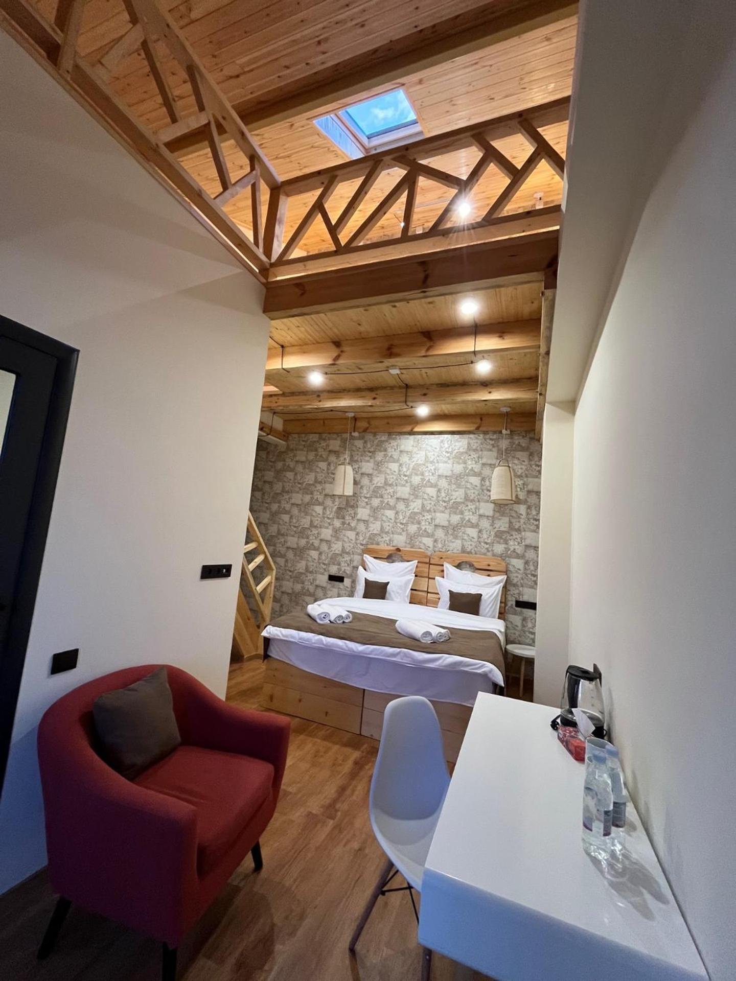 Berkri Gastro Yard & Guest House Yenokavan Buitenkant foto