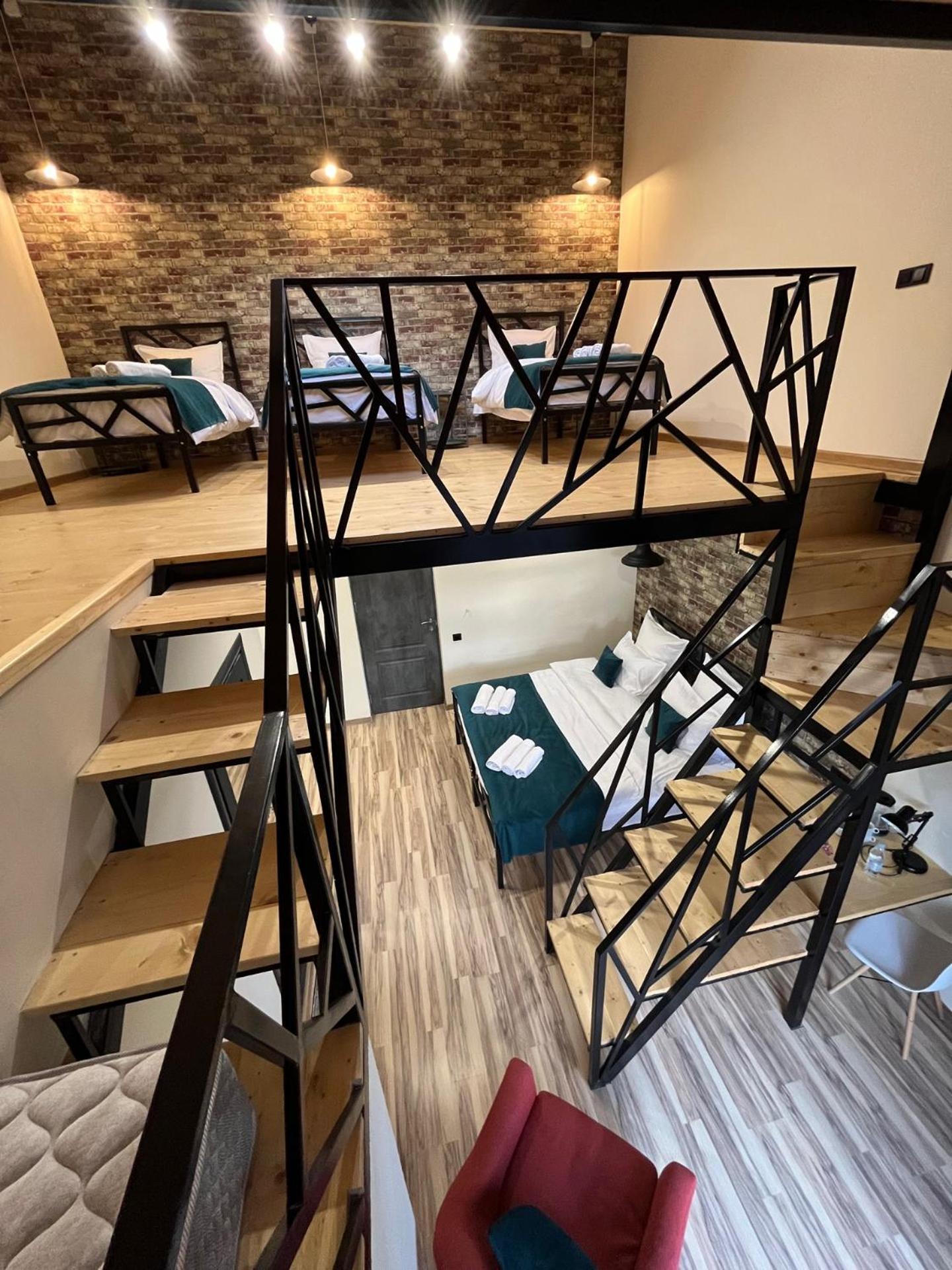 Berkri Gastro Yard & Guest House Yenokavan Buitenkant foto