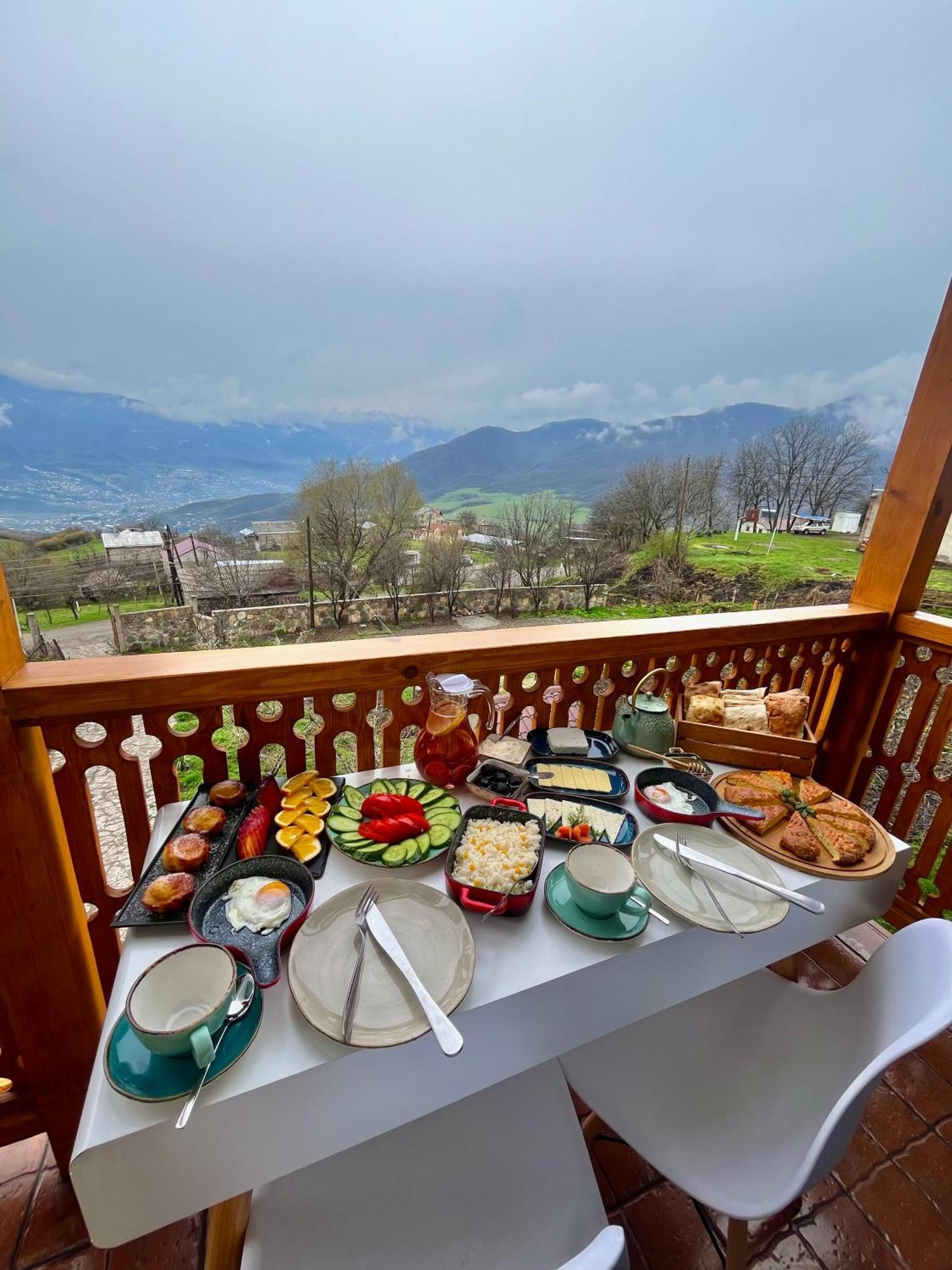 Berkri Gastro Yard & Guest House Yenokavan Buitenkant foto