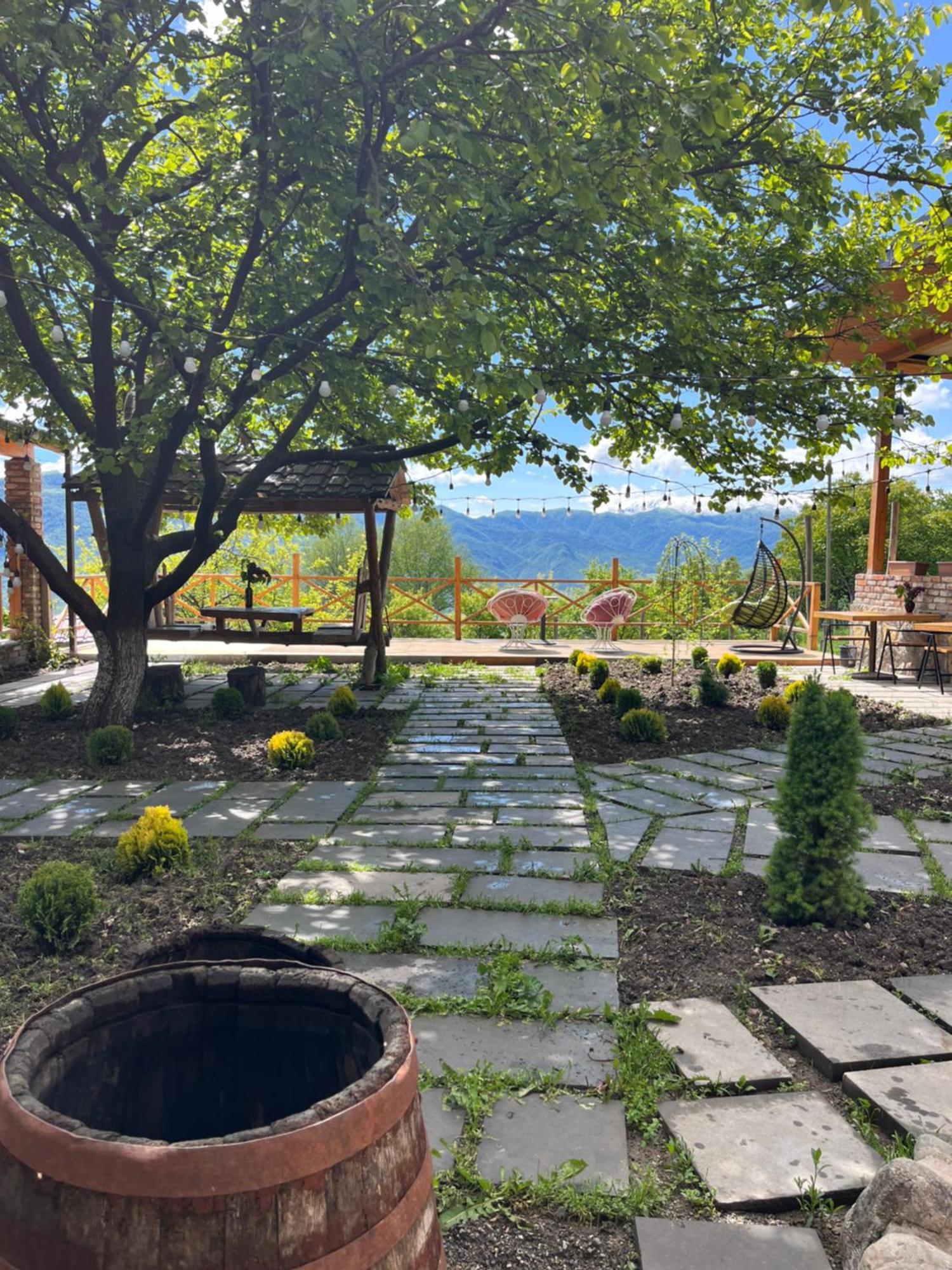 Berkri Gastro Yard & Guest House Yenokavan Buitenkant foto