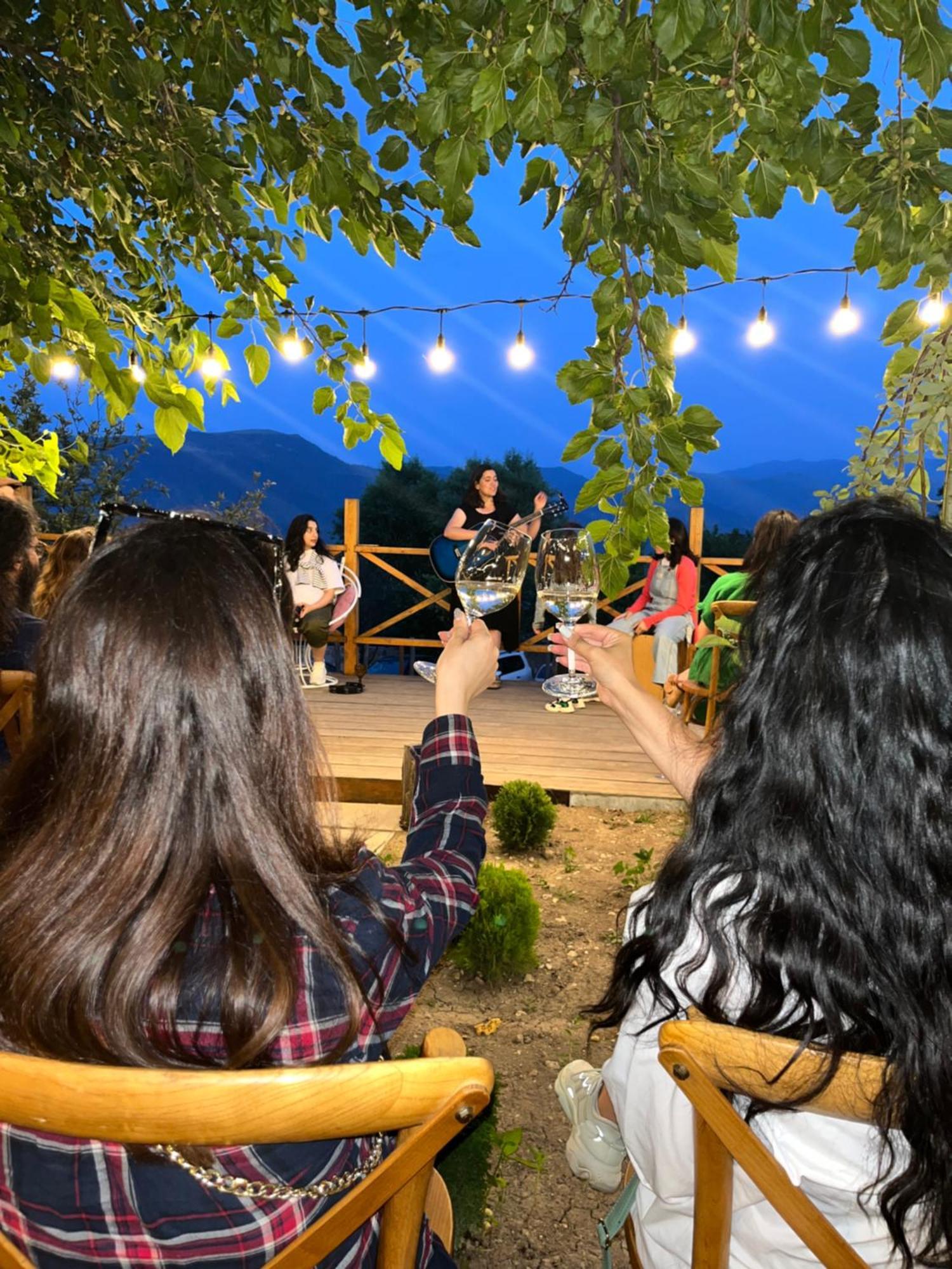 Berkri Gastro Yard & Guest House Yenokavan Buitenkant foto